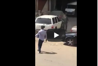 فيديو يحبس الانفاس.. "أزعر" يهاجم المارة بالسكاكين ويثير الرعب لدى المارة