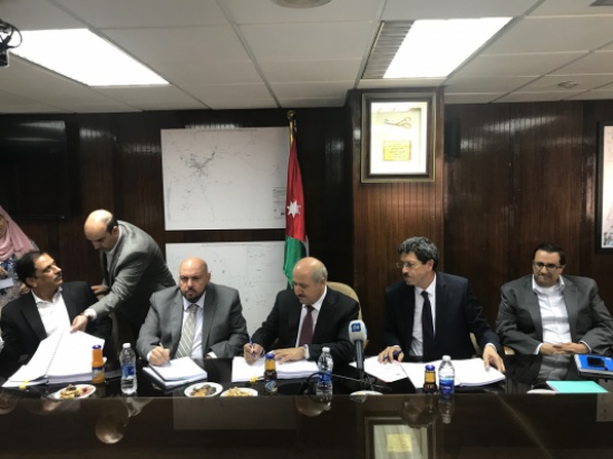 المياه : توقيع اتفاقية تنفيذ ناقل صرف صحي شرق الزرقاء السمرا بقيمة 5 ملايين دولار المياه : توقيع اتفاقية تنفيذ ناقل صرف صحي شرق الزرقاء السمرا بقيمة 5 ملايين دولار