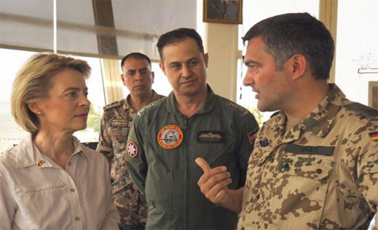 وزيرة الدفاع الألمانية تزور جنودها بقاعدة "الأزرق" في الأردن وزيرة الدفاع الألمانية تزور جنودها بقاعدة "الأزرق" في الأردن