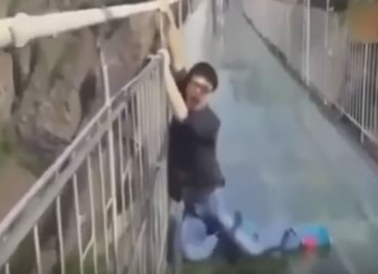بالفيديو: سياح يزحفون على بطونهم لعبور جسر الصين الزجاجي