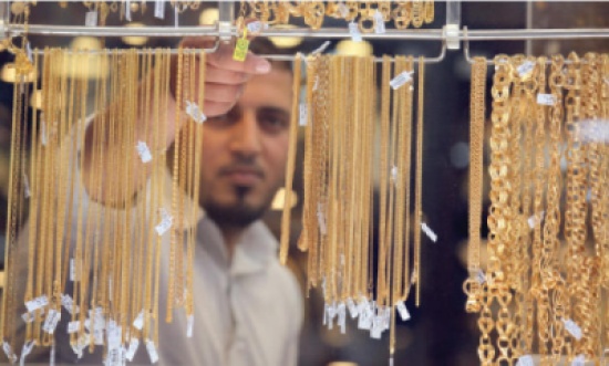 انخفاض غرام الذهب دينارا ونصفا