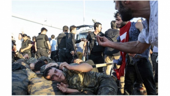 بالصور والفيديو :  شاهدوا كيف فعل الشعب التركي بالإنقلابيين