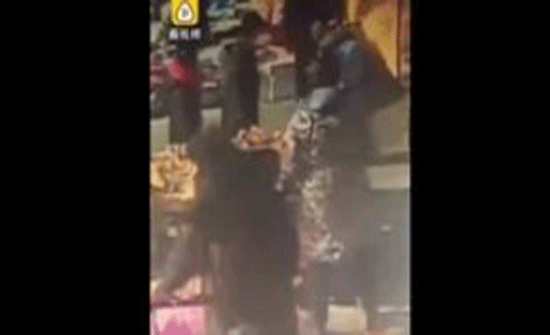 نجاة رجل بأعجوبة بعد اشتعال جسده (فيديو) نجاة رجل بأعجوبة بعد اشتعال جسده (فيديو)