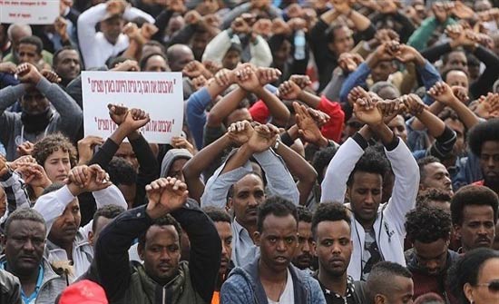 بعد ساعات من إعلانه نتانياهو يعلن تعليق الاتفاق حول المهاجرين الافارقة بعد ساعات من إعلانه نتانياهو يعلن تعليق الاتفاق حول المهاجرين الافارقة