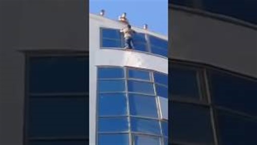 بالفيديو.. لحظة إنقاذ رجل حاول الانتحار من أعلى بناية بالأردن بالفيديو.. لحظة إنقاذ رجل حاول الانتحار من أعلى بناية بالأردن