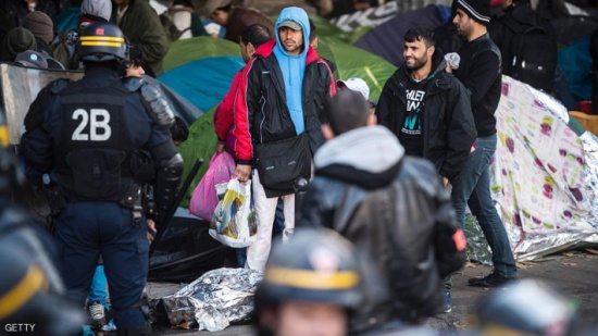 السلطات الفرنسية تدهم مخيما جديدا للاجئين شمال باريس