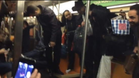 فأر يلاعب ركاب القطار !