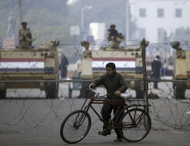 سلاسل بشرية وإضرابات بجامعات مصرية في ذكرى 100 يوم على فض رابعة