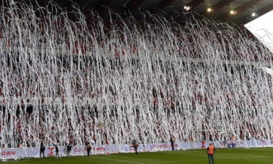 بالفيديو .. مشجعون يحتفلون بفوز فريقهم بورق التواليت