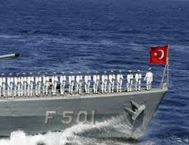 انقلاب سفينة في إزمير يتسبب بمقتل 10 من أفراد الجيش التركي