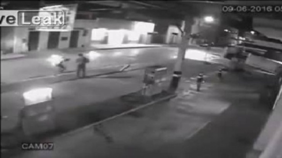 فيديو| حاول سرقة صاحب محطة وقود فشبت النيران!