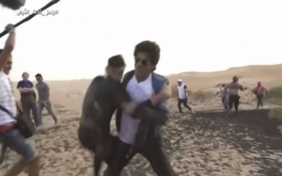 بالفيديو: بعدما وقع ضحيته.. شاروخان يردّ الصاع صاعين لرامز جلال! بالفيديو: بعدما وقع ضحيته.. شاروخان يردّ الصاع صاعين لرامز جلال!