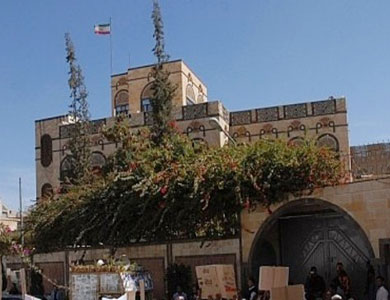 مسلحون يخطفون موظفا بالسفارة الإيرانية في اليمن مسلحون يخطفون موظفا بالسفارة الإيرانية في اليمن