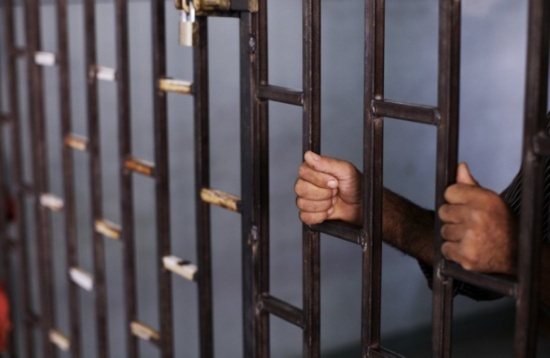 سرق بنكاً ليدخل السجن هرباً من زوجته سرق بنكاً ليدخل السجن هرباً من زوجته