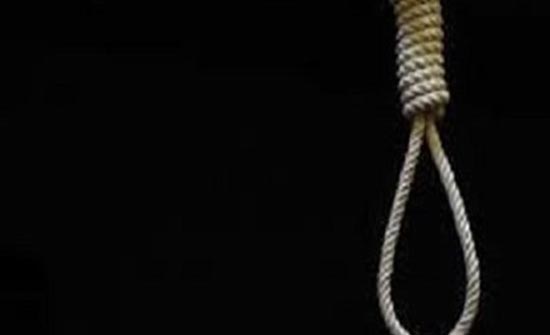 بالصور... فتاة تشنق نفسها بعد مشاجرة مع والدتها