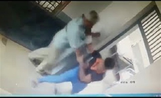 سجينان يهربان على طريقة الأفلام (فيديو) سجينان يهربان على طريقة الأفلام (فيديو)