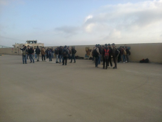 طلبة من الصف العاشر يعتصمون احتجاجا على الغاء شتوية التوجيهي