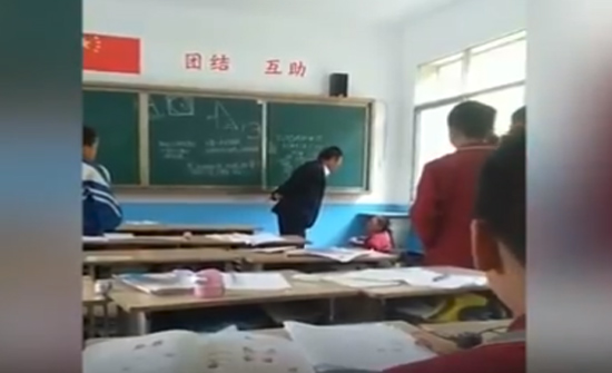 بالفيديو - الصين : مدرس يضرب تلميذا ابتدائيا بوحشية أمام زملائه