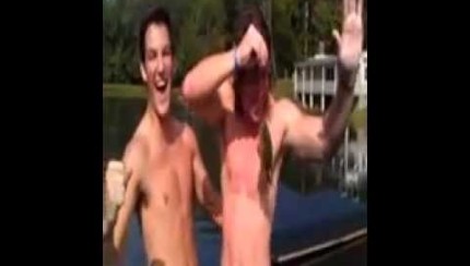 شبان يستخدمون شعرهم سنارة للصيد