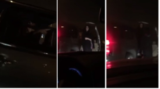 شاهد.. فتاة تنزل من سيارتها لتضرب شاباً تحرش بها