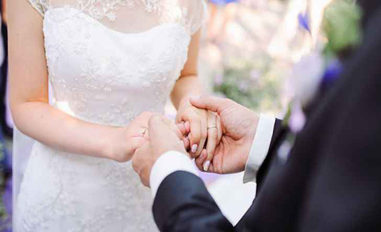 بالصور والفيديو ..عروسان يتحديان كورونا بزفاف حضره 30 ألف شخص