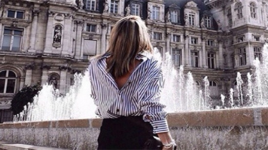 آخر صيحات الموضة.. النساء يبدأن ارتداء القمصان بالمقلوب