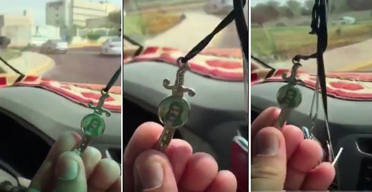 شاهد.. سعودي يوبخ سائق بسبب وضعه صورة غريبة في السيارة