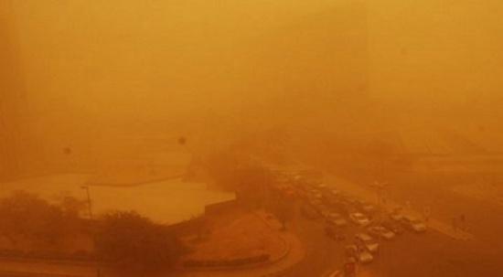 عاصفة “المظلمة” تعلق الدراسة في السعودية الخميس