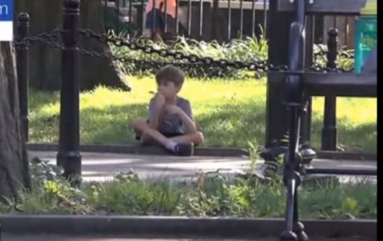 بالفيديو: من تنقذ أولاً..طفلاً أم فتاة أم كلباً ترك في الحديقة؟