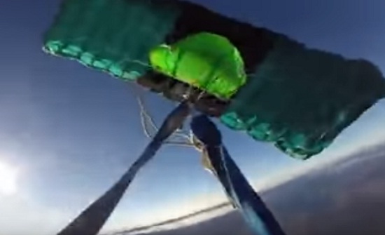 دقائق مرعبة لشاب حاول فك تشابك خيوط مظلته قبل سقوطها