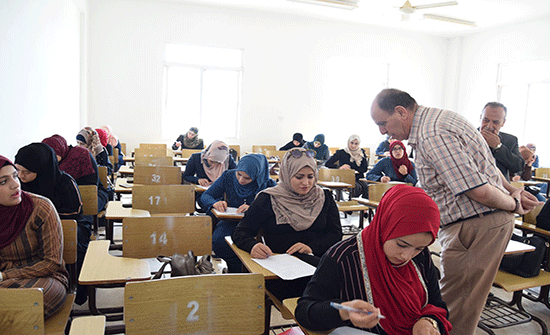 رئيس جامعة إربد الأهلية يتفقد الامتحانات النهائية للطلبة رئيس جامعة إربد الأهلية يتفقد الامتحانات النهائية للطلبة