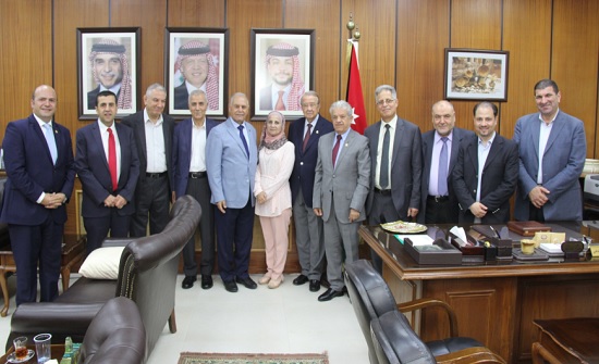 بحث فرص التعاون الاستثمارية بين اليرموك وجمعية رجال الأعمال الأردنيين