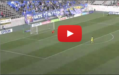 حارس مرمى يرسل الكرة من محيط منطقة الجزاء ويحرز هدفا