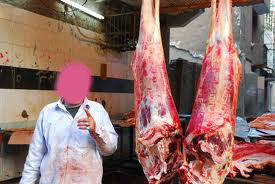 جزار يذبح زوجته ويعرض لحم فخذها للبيع بملحمته جزار يذبح زوجته ويعرض لحم فخذها للبيع بملحمته