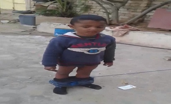 أب يعذب ابنه الصغير ويعامله مثل الحيوانات أب يعذب ابنه الصغير ويعامله مثل الحيوانات