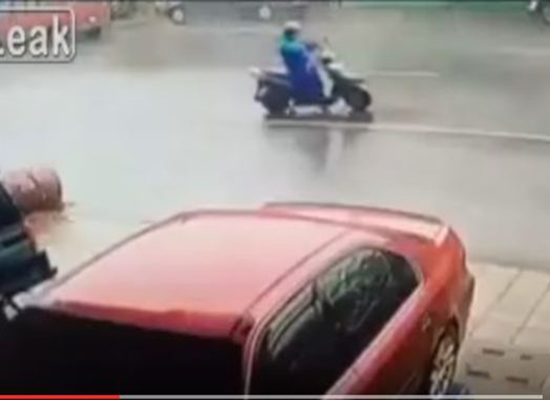 بالفيديو: شاهد ماذا فعلت يافطة براكب دراجة أثناء عاصفة هوجاء