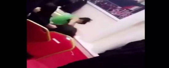 فيديو| مشاجرة نسائية ساخنة بين فتيات بحرينيات في حفل تخرج!!