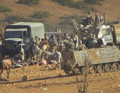 لبنان يحتجز 450 متشددا في حملة على بلدة على الحدود مع سوريا لبنان يحتجز 450 متشددا في حملة على بلدة على الحدود مع سوريا