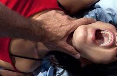 ثلاثة ذئاب بشرية يغتصبون سيدة داخل منزلها ويصورونها عارية في مصر ثلاثة ذئاب بشرية يغتصبون سيدة داخل منزلها ويصورونها عارية في مصر