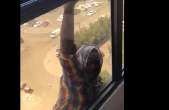 فيديو| لهذا السبب امتنعت صاحبة فيديو 'الخادمة' عن إنقاذها! فيديو| لهذا السبب امتنعت صاحبة فيديو 'الخادمة' عن إنقاذها!