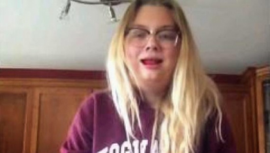 مراهقة مخدرة تخوض تحدي الثلج وتحصد مليون مشاهدة