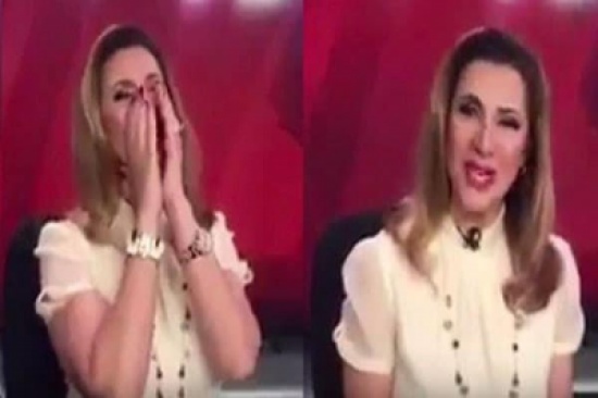 بالفيديو.. شاهد ماذا فعلت مذيعة أثناء قراءتها النشرة؟