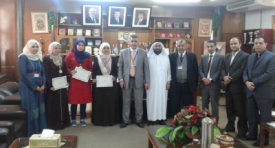 عميد كلية عجلون يكرم الطالبات المشاركات في مسابقة اولمبياد الرياضيات