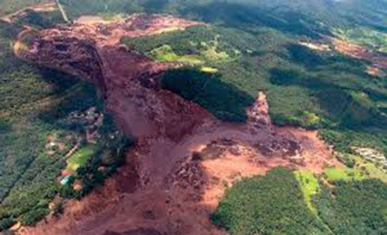 عشرات القتلى و200 مفقود جراء انهيار سدود للمياه الملوثة في البرازيل (فيديو)