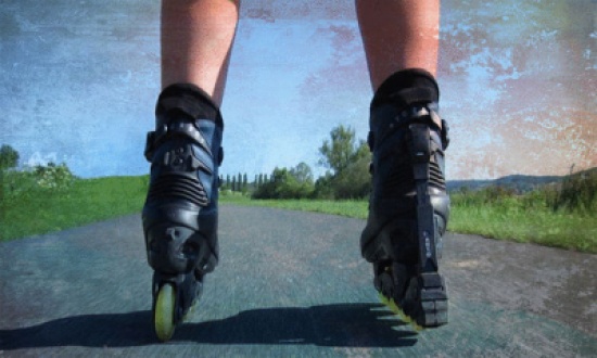 يراوغ السيارات بحذاء التزلج