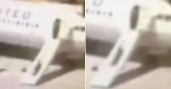 فيديو: مضيفة طيران تخسر وظيفتها بسبب خروجها من الطائرة بطريقة غريبة