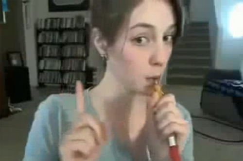 فتاة أجنبية تشرب " الأرجيلة " وتصنع أشكالا بدخانها ( فيديو )