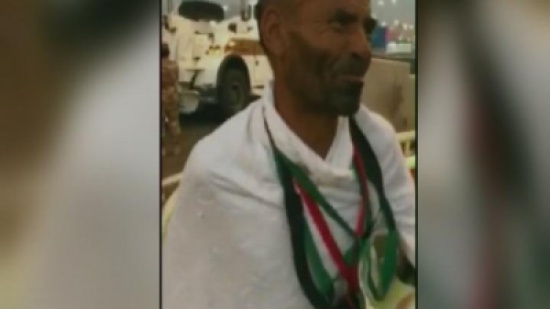 شاهد.. عفوية حاج جزائري مع رجل أمن سعودي