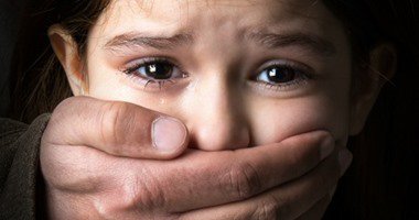 في بلد عربي ... العناية الإلهية تنقذ طفلة 4 سنوات من الاغتصاب على يد سائق في بلد عربي ... العناية الإلهية تنقذ طفلة 4 سنوات من الاغتصاب على يد سائق