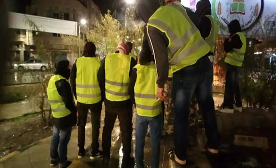 بالصور .. عدد من الاشخاص يغلقون طريق اربد الطيبة احتجاجا على قانون الضريبة بالصور .. عدد من الاشخاص يغلقون طريق اربد الطيبة احتجاجا على قانون الضريبة